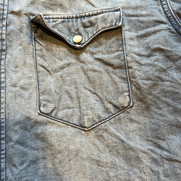Levi’s Relaxed Fit Denim Shirt Size Medium - Picture 8 of 11